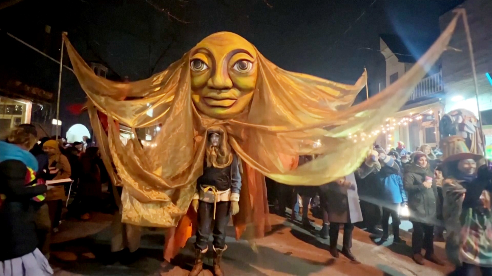 Огонь, танцы и костюмы: в Торонто празднуют зимнее солнцестояние