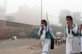 «Мы беспомощны»: родители беспокоятся за здоровье школьников из-за смога в Дели