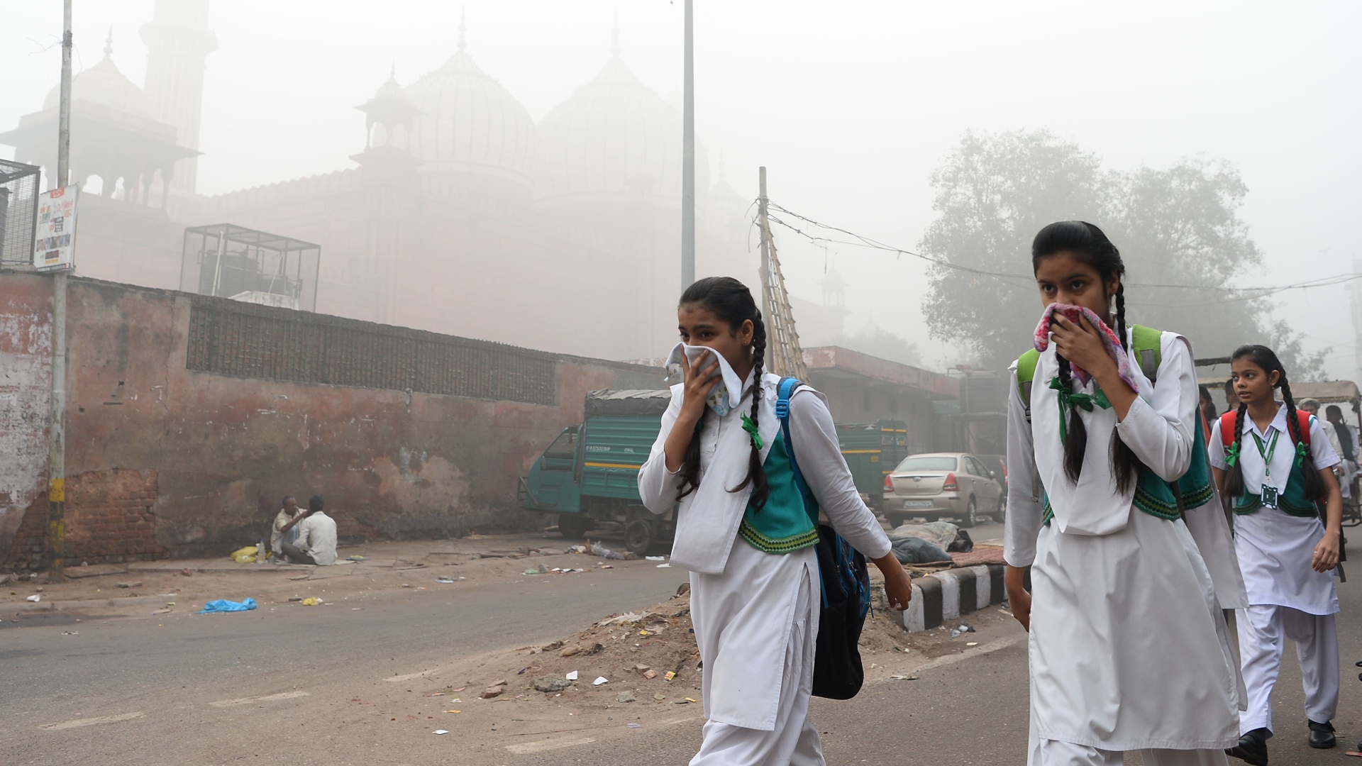 «Мы беспомощны»: родители беспокоятся за здоровье школьников из-за смога в Дели