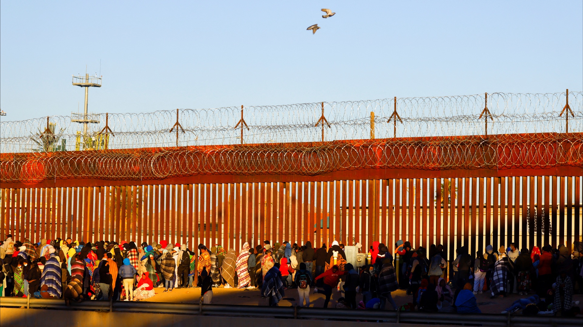 Тысячи мигрантов застряли на границе Мексики и США в рождественский сезон