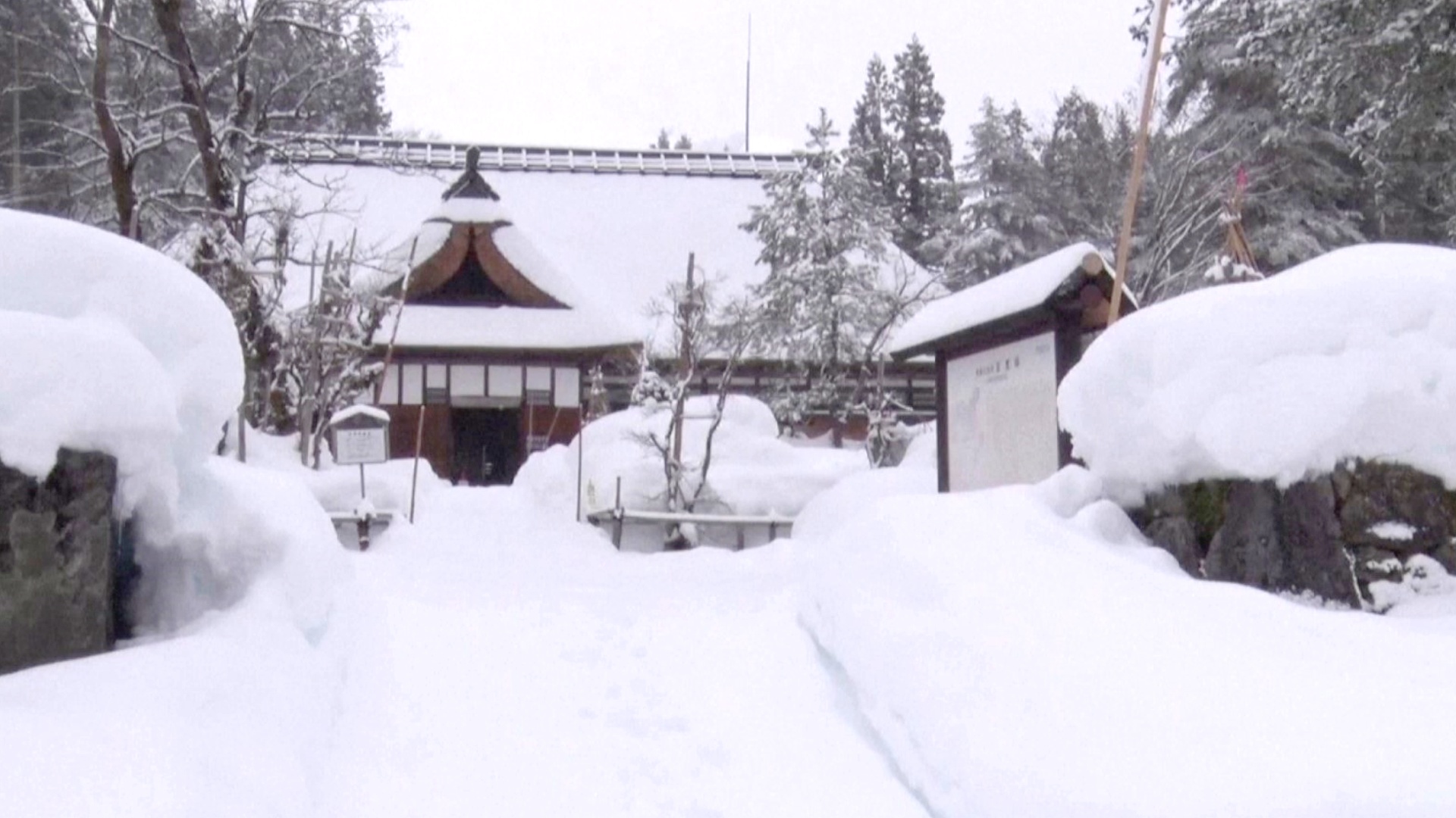 Сильные снегопады в Японии: погибших уже 14