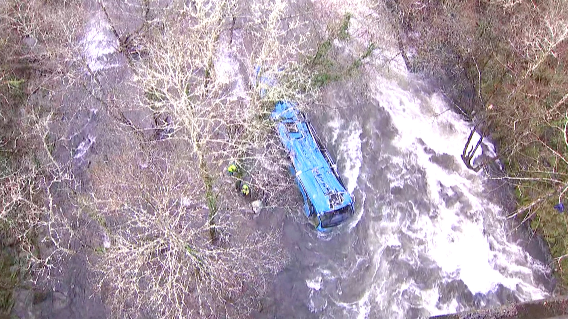 Автобус сорвался с моста высотой 30 м и упал в реку в Испании