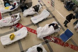 Китайские больницы переполнены пациентами с COVID