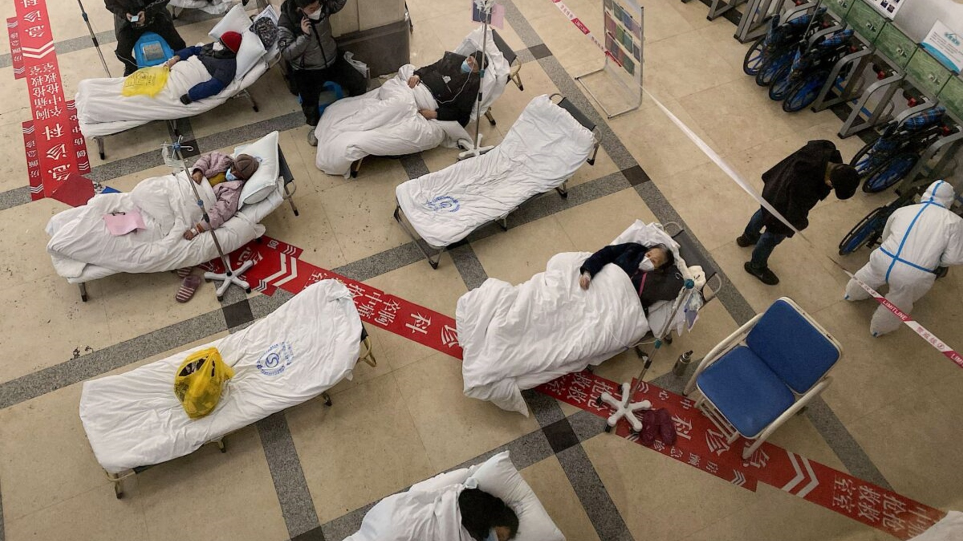 Китайские больницы переполнены пациентами с COVID