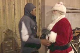 Санта-Клаус раздал подарки бедным и бездомным в Мехико