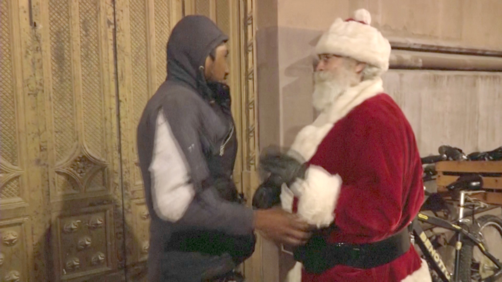 Санта-Клаус раздал подарки бедным и бездомным в Мехико