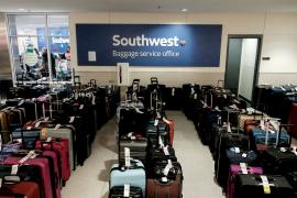 Горы из чемоданов: в США пассажиры разыскивают потерянный багаж