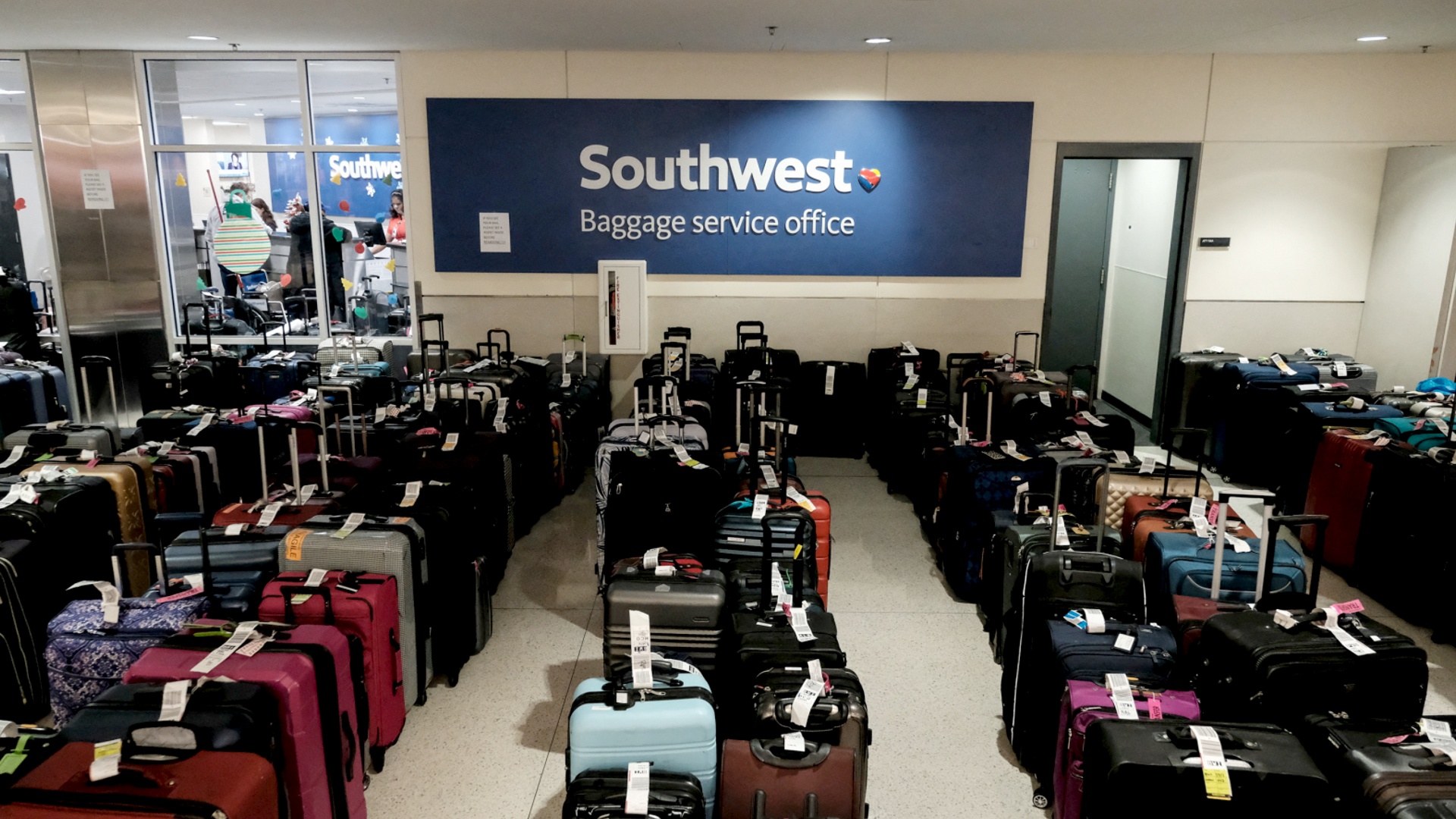 Горы из чемоданов: в США пассажиры разыскивают потерянный багаж