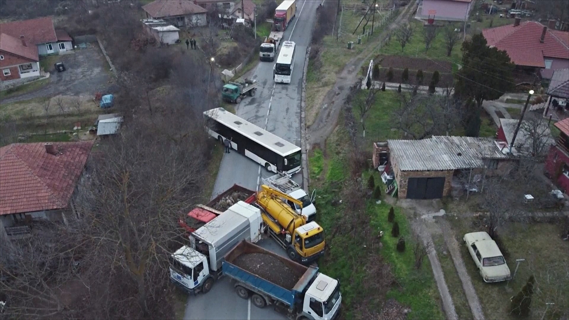На севере Косова начали разбирать баррикады на дорогах