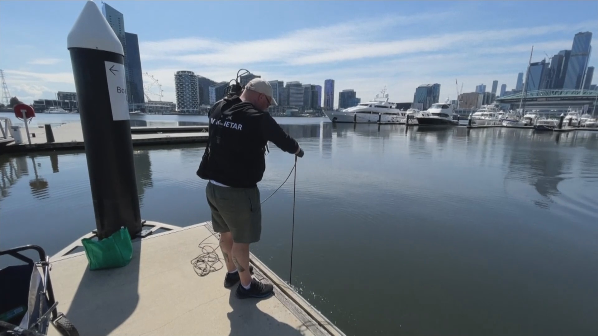 Австралиец очищает реку с помощью магнитной рыбалки