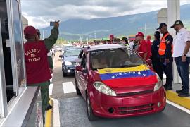 Частные автомобили снова стали пропускать через границу Колумбии с Венесуэлой