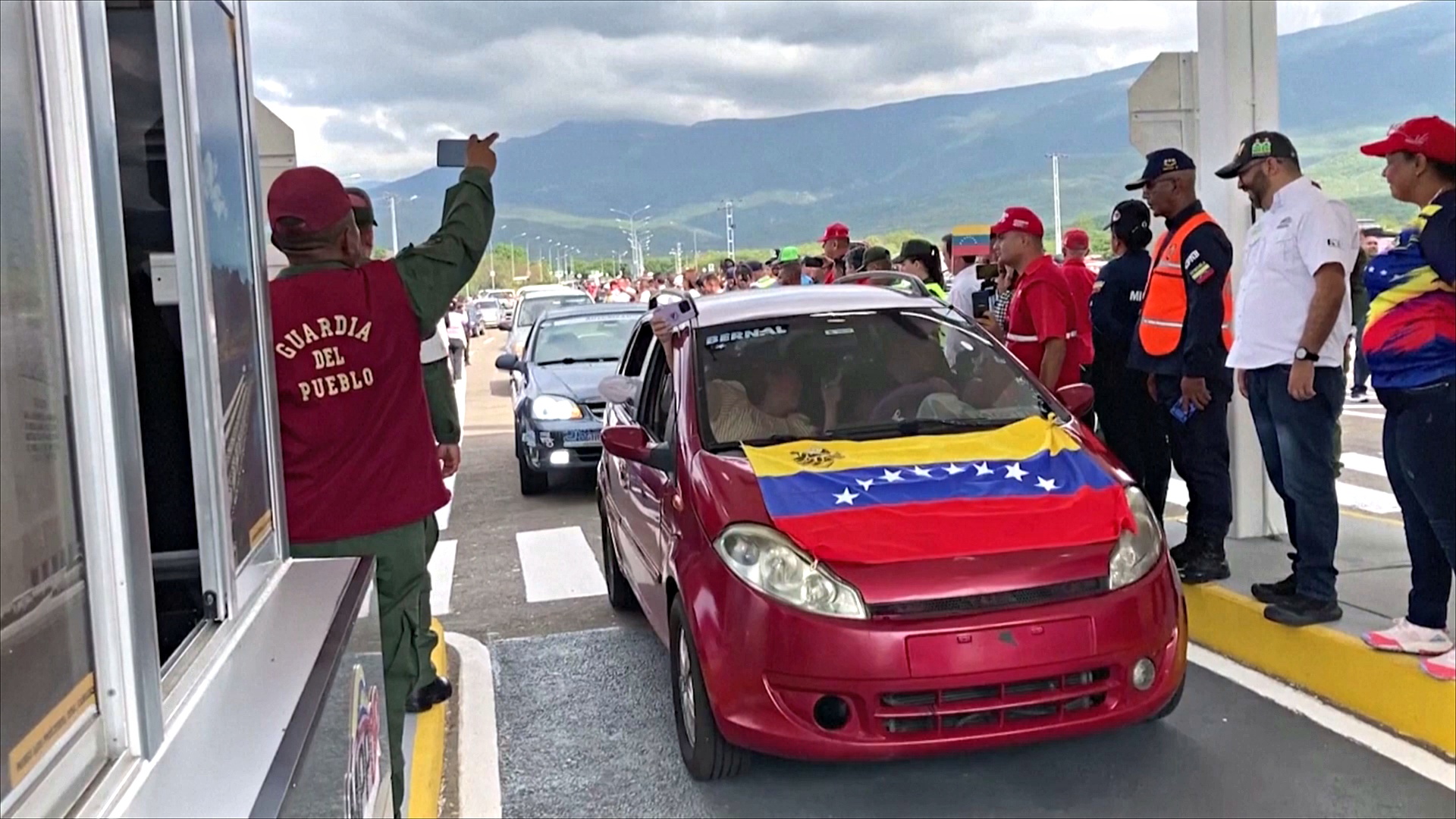 Частные автомобили снова стали пропускать через границу Колумбии с Венесуэлой