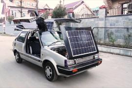 Индийский учитель переделал автомобиль в электрокар с солнечными панелями