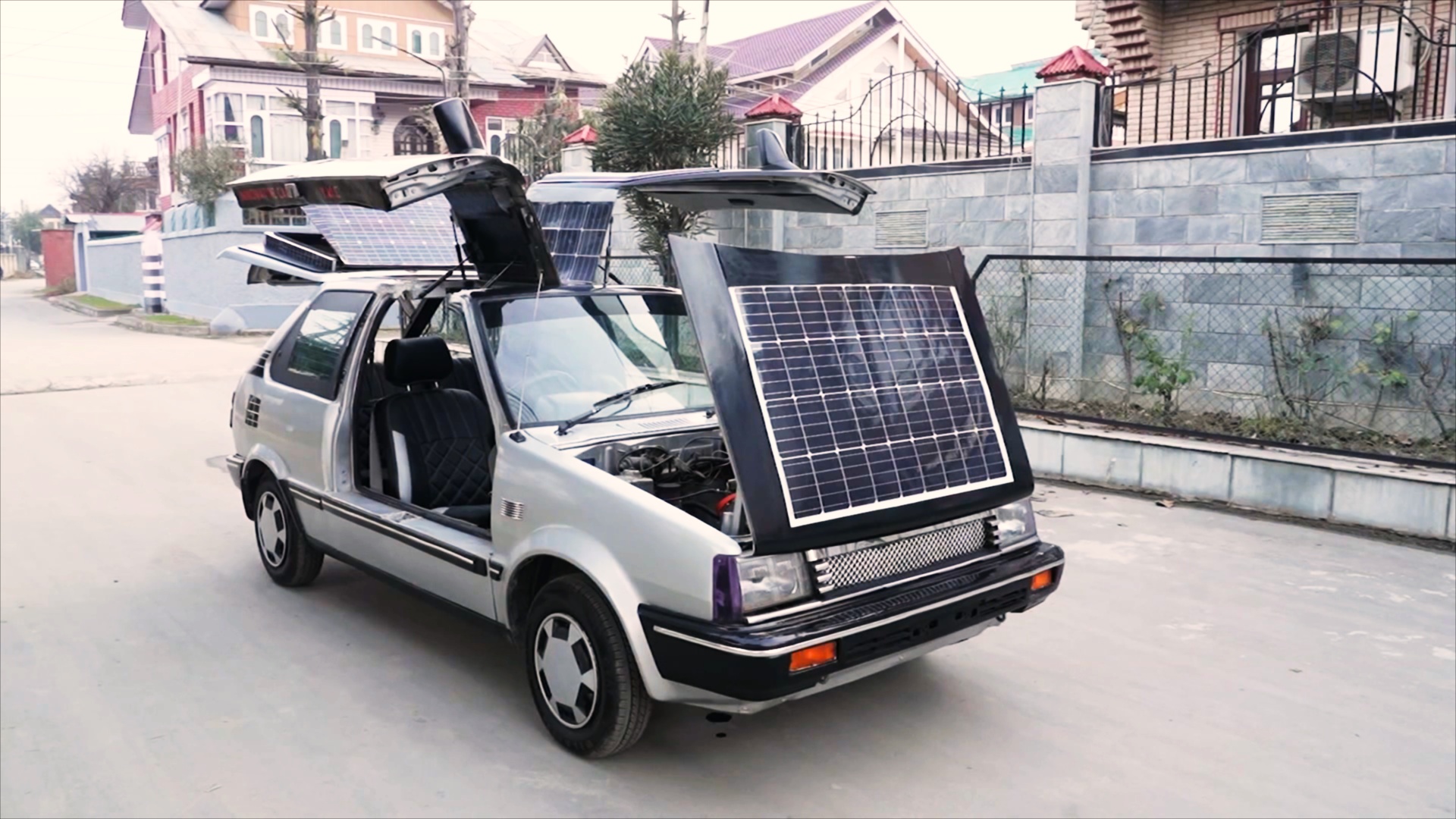 Индийский учитель переделал автомобиль в электрокар с солнечными панелями