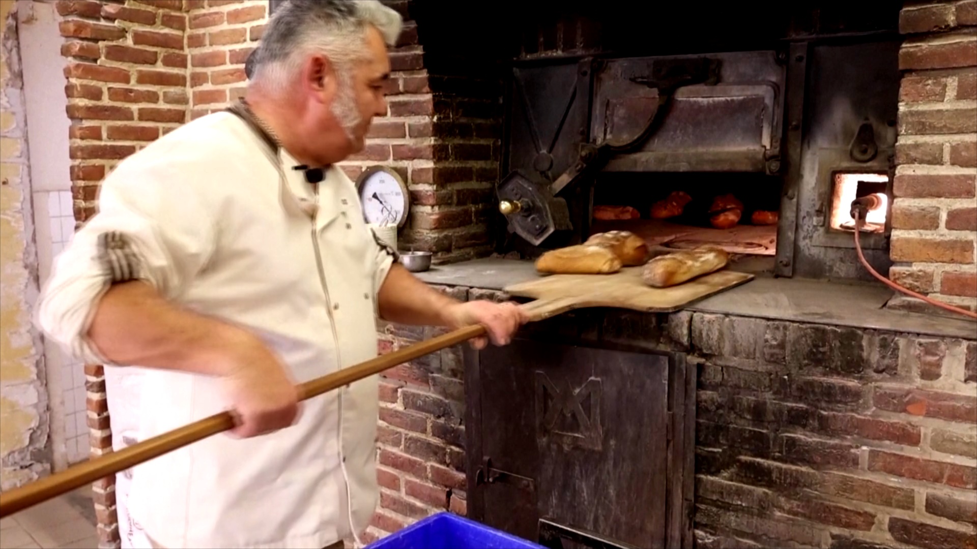 Как дровяная печь спасает бизнес французского пекаря