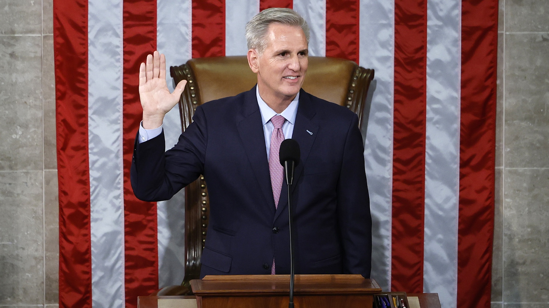 Республиканца Кевина Маккарти с 15 попытки избрали спикером нижней палаты Конгресса США