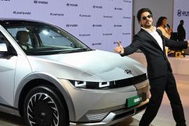 Звезда Болливуда Шахрукх Кхан представил новый Hyundai на мотор-шоу в Индии