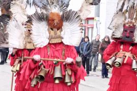 Болгары отгоняют злых духов, празднуя Новый год по старинке