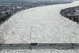 По реке в Латвии движется огромная масса снега и льда, угрожая прорвать дамбу
