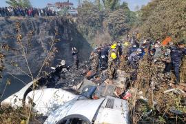 Худшая за 30 лет: в Непале продолжают искать жертв авиакатастрофы