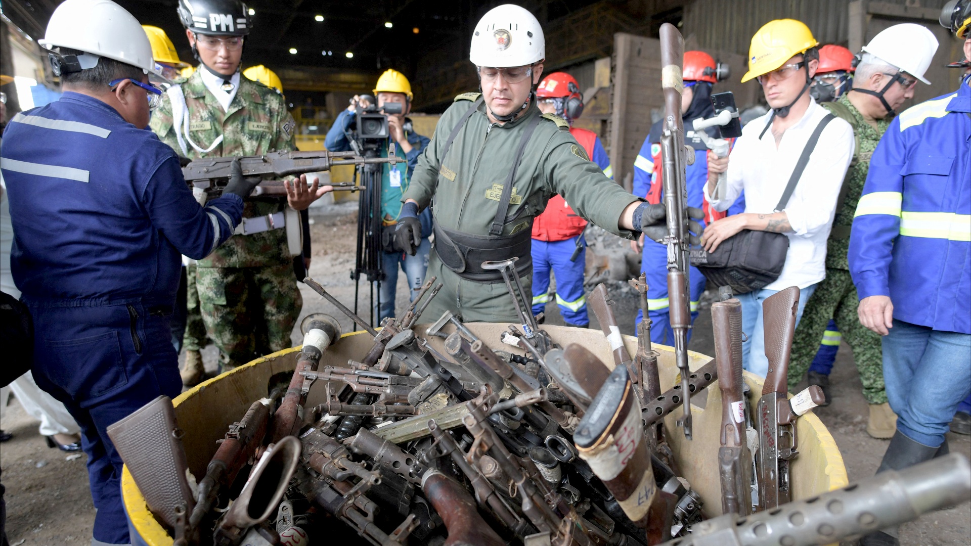 29 тыс. изъятых автоматов и гранатомётов переплавили в Колумбии
