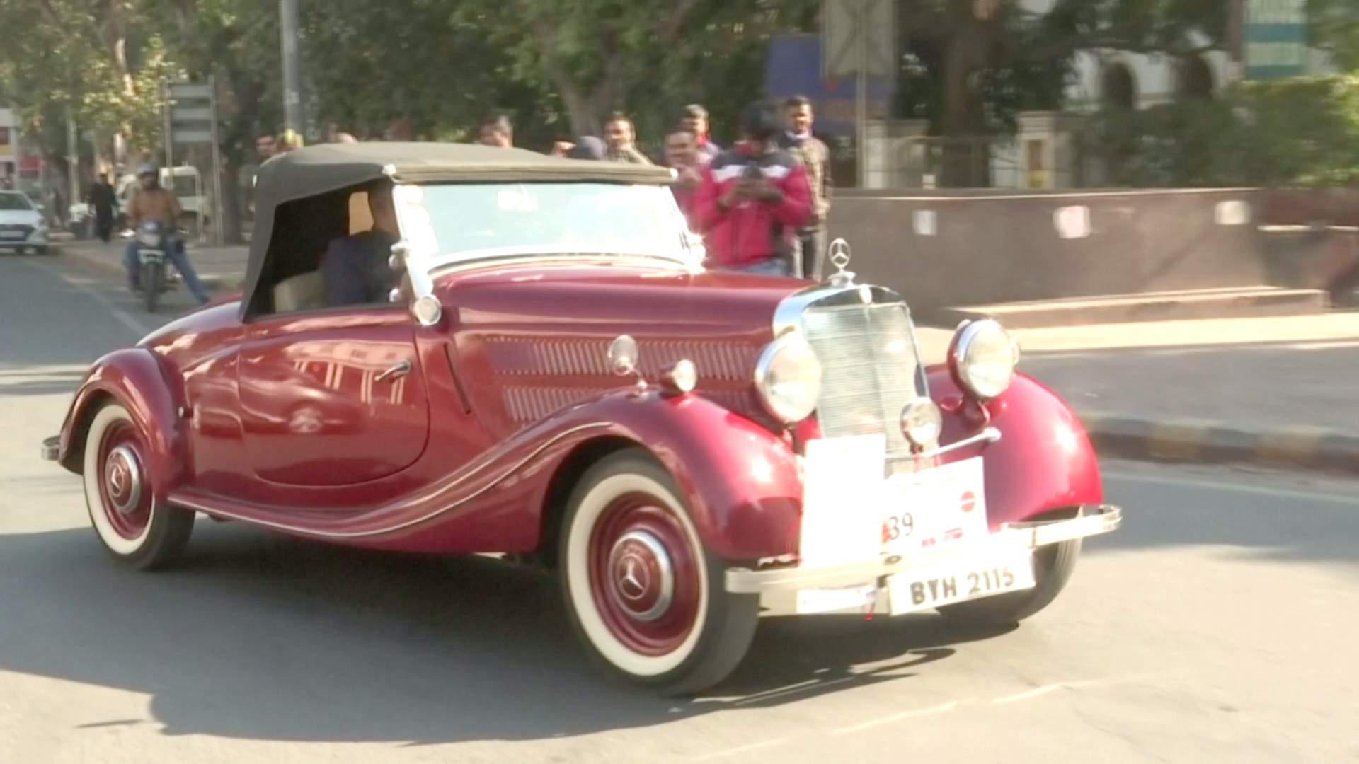 120 винтажных и классических авто выехали на дороги Нью-Дели