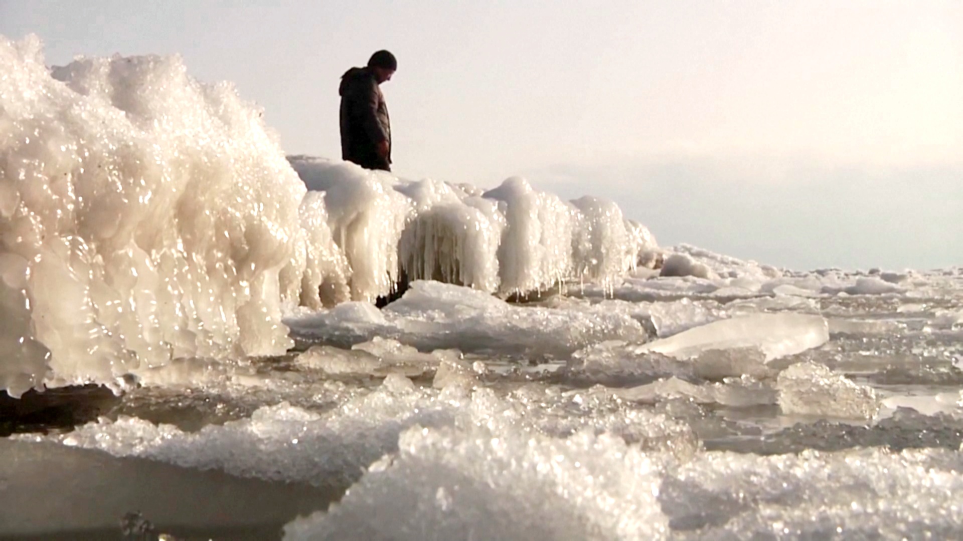 «Горячее озеро» Кыргызстана покрылось льдом из-за экстремальных холодов