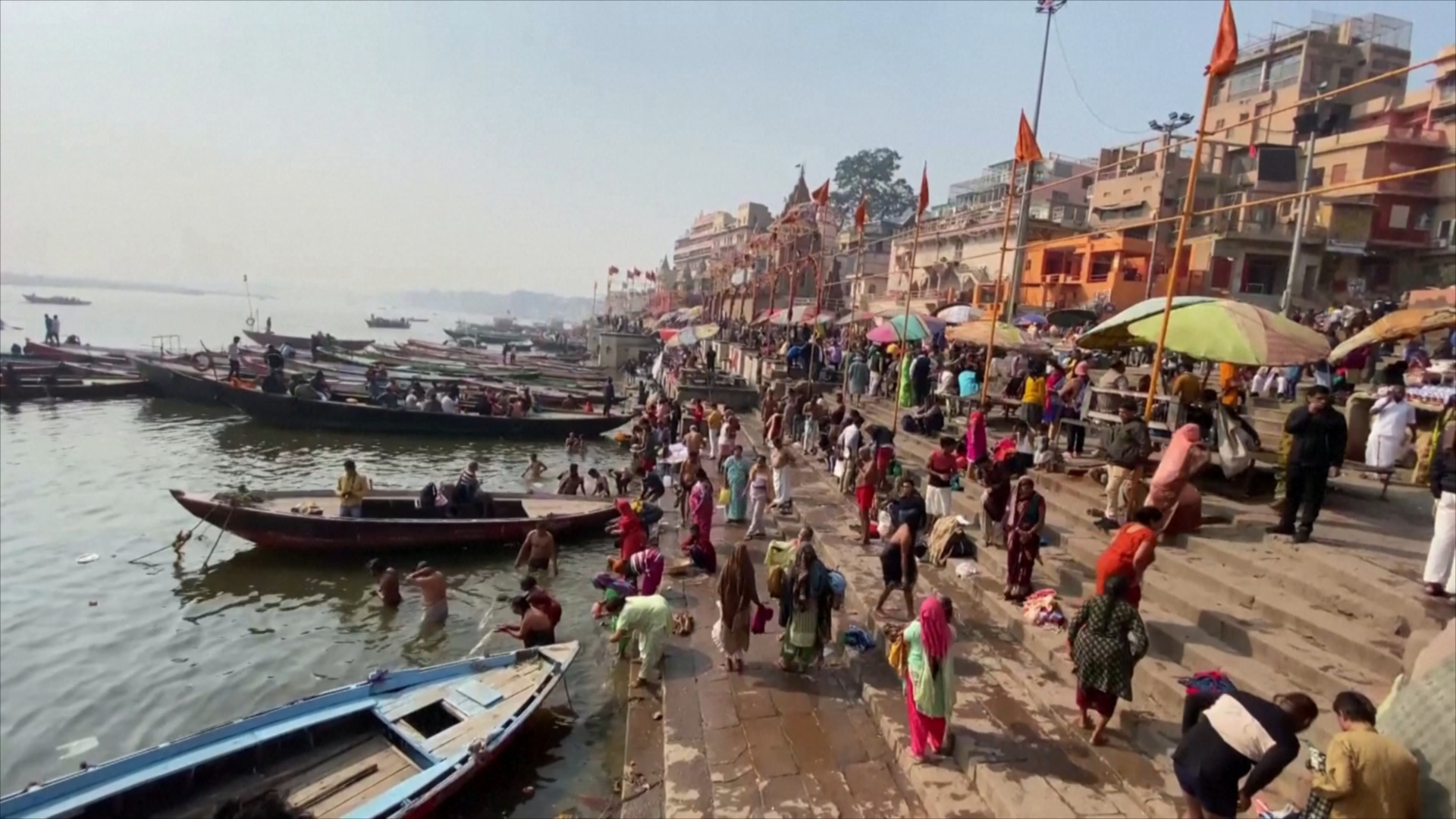 Привлекают туристов: лодочные гонки и фестиваль воздушных шаров устроили в Индии