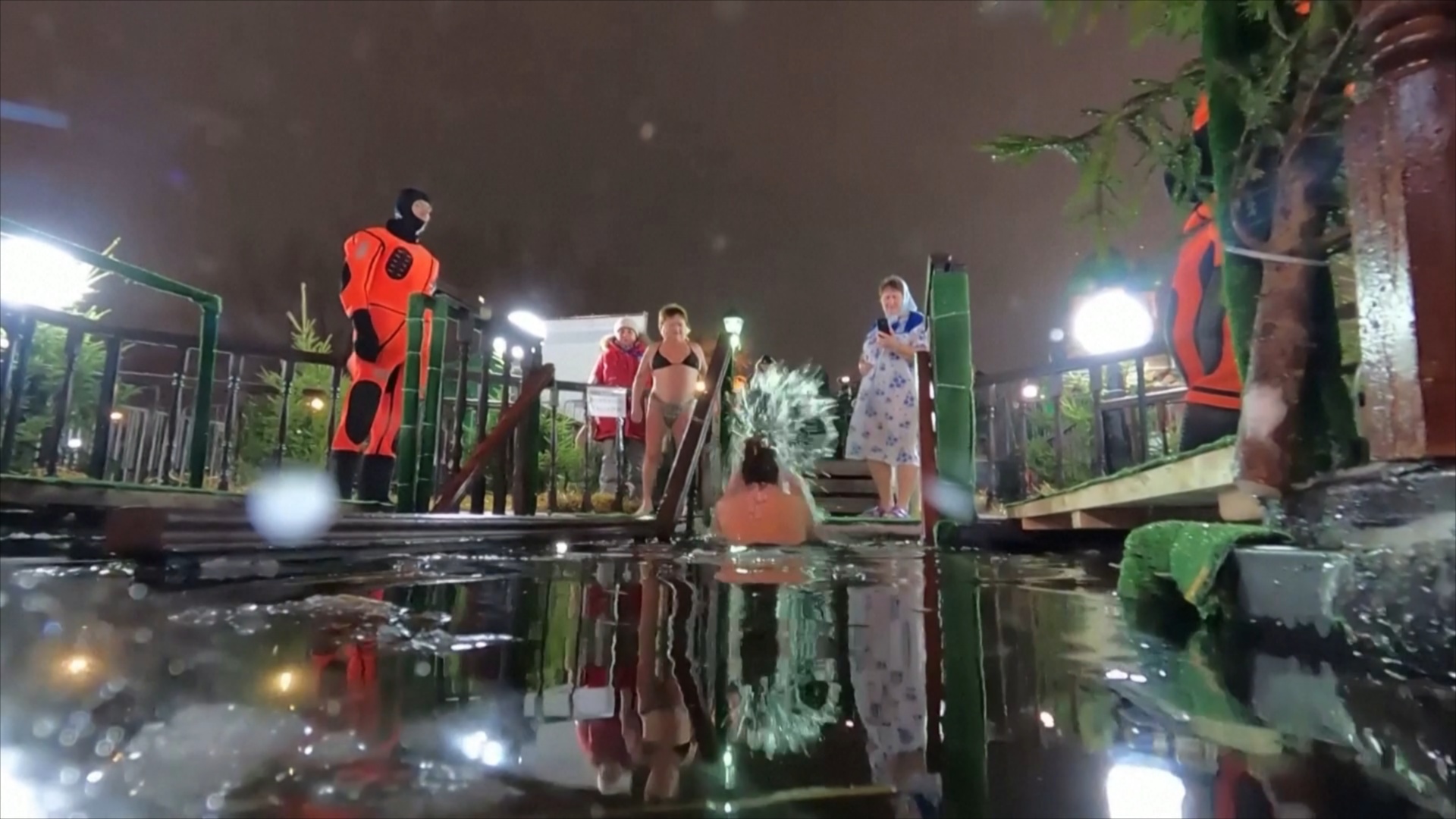 В Москве сотни людей окунулись в ледяную воду, чтобы отметить Крещение
