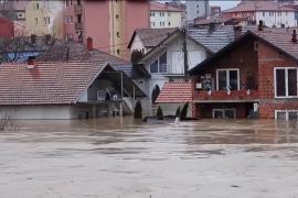 Двух мужчин унесло течением во время наводнения в Сербии