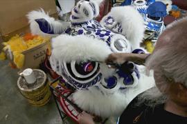 Мастерская в Малайзии делает десятки голов львов перед китайским Новым годом