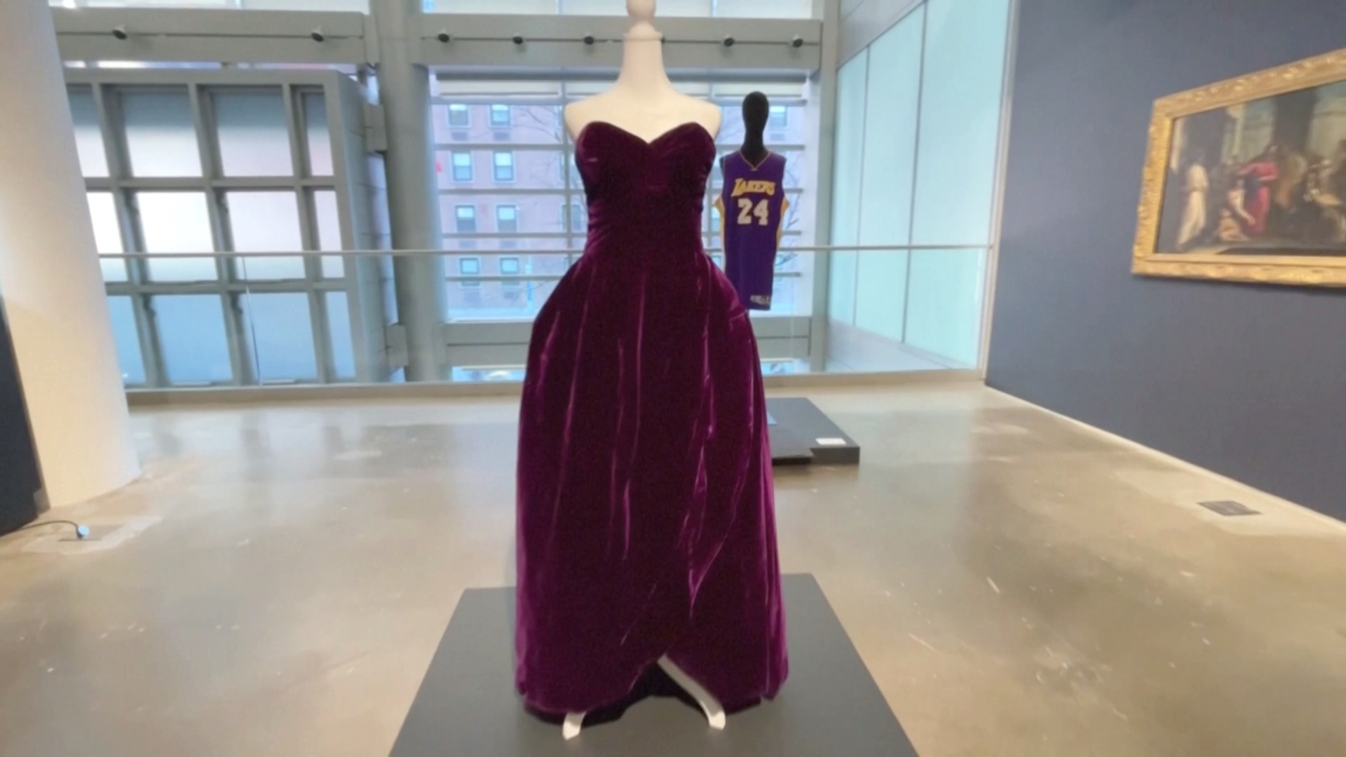 Платье принцессы Дианы и майку Леброна Джеймса выставят на торги в Нью-Йорке