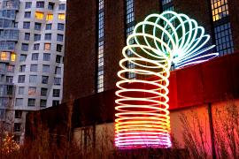 Шоу гигантских световых инсталляций снова проходит на электростанции «Баттерси» в Лондоне
