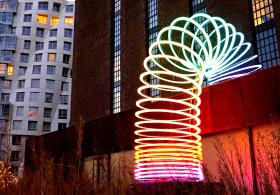 Шоу гигантских световых инсталляций снова проходит на электростанции «Баттерси» в Лондоне