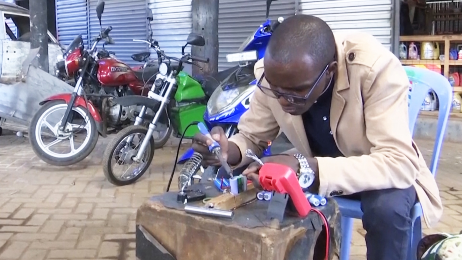 Кенийский учитель использует батарейки от ноутбуков для электроскутеров