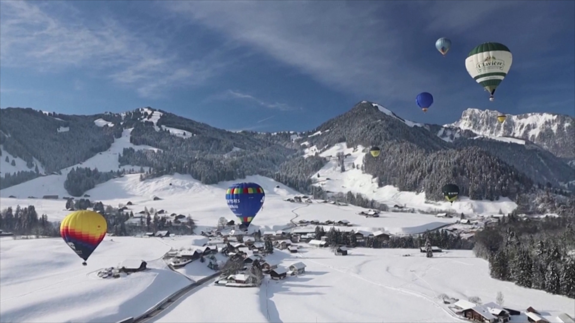 Воздушные шары взлетели над заснеженным швейцарским городом