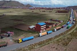 Сотни грузовиков застряли на границе Боливии и Перу из-за блокады КПП