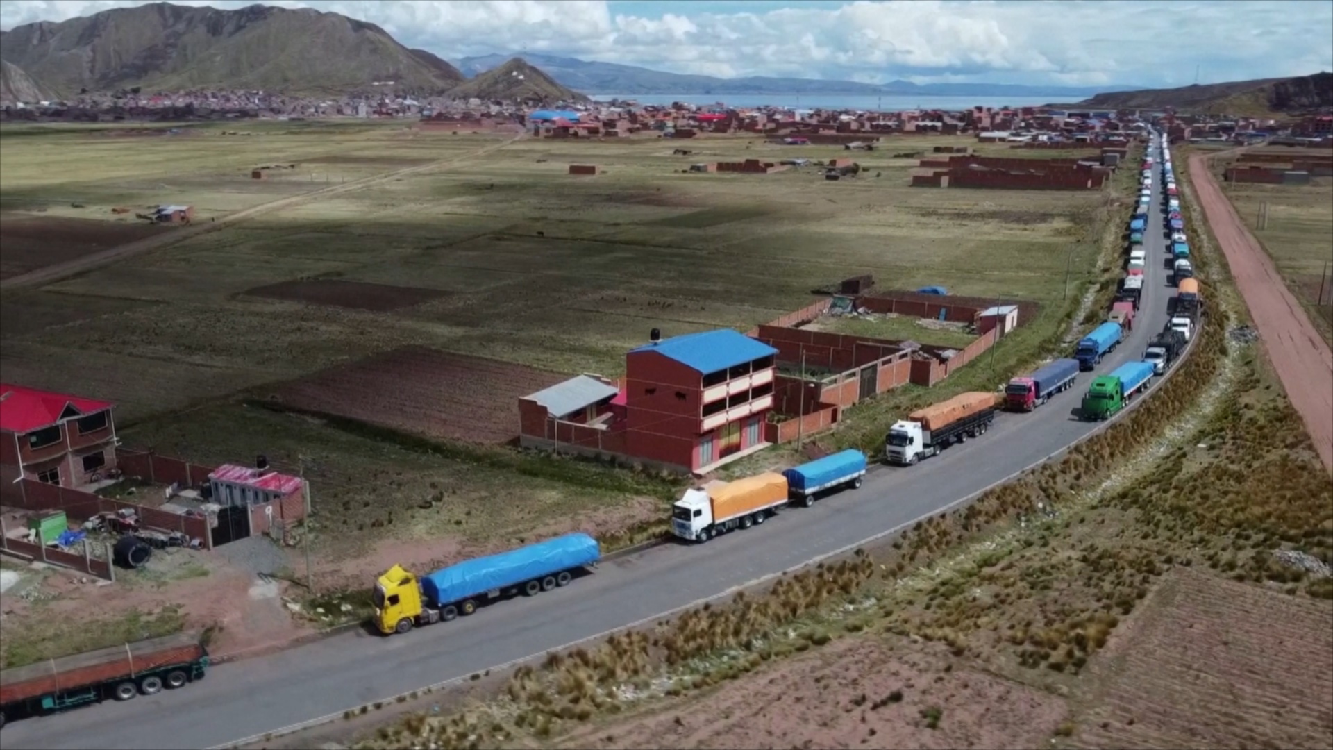 Сотни грузовиков застряли на границе Боливии и Перу из-за блокады КПП