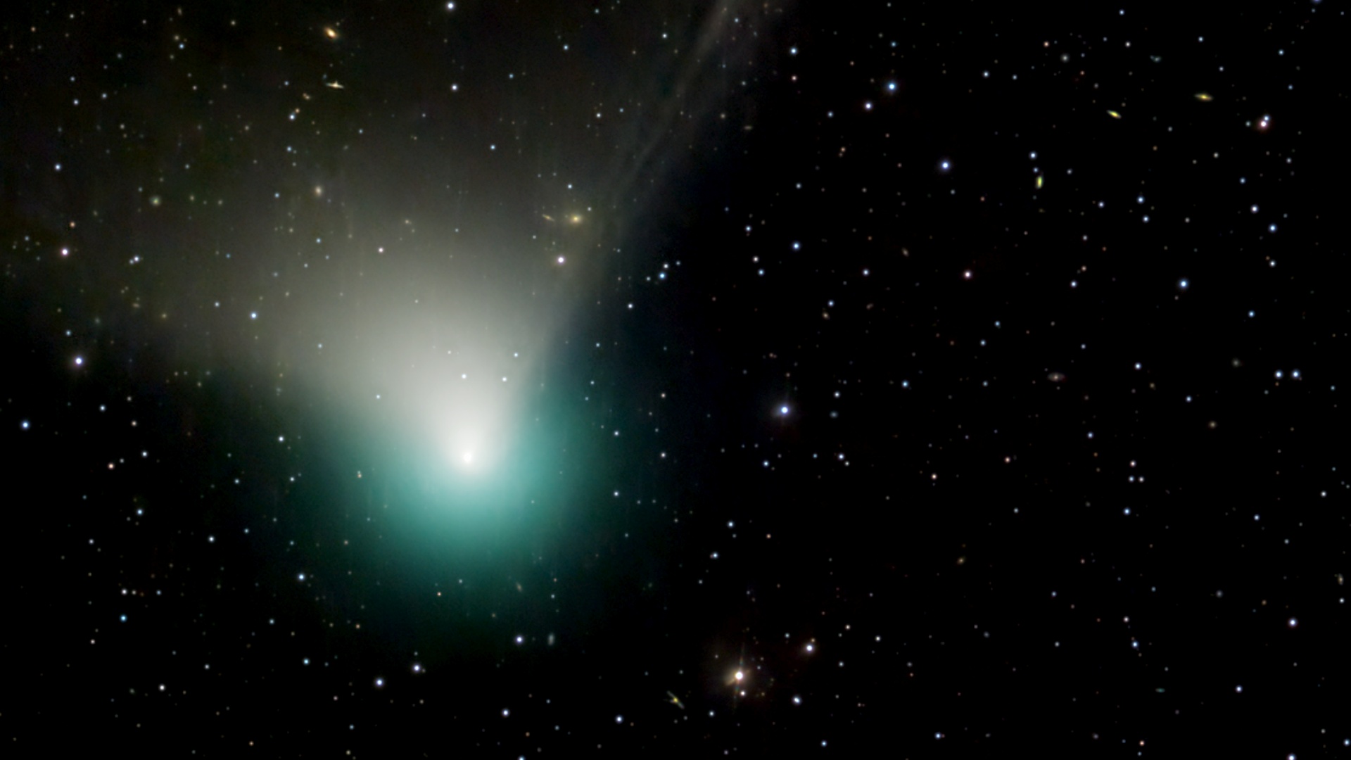 К Земле приближается зелёная комета