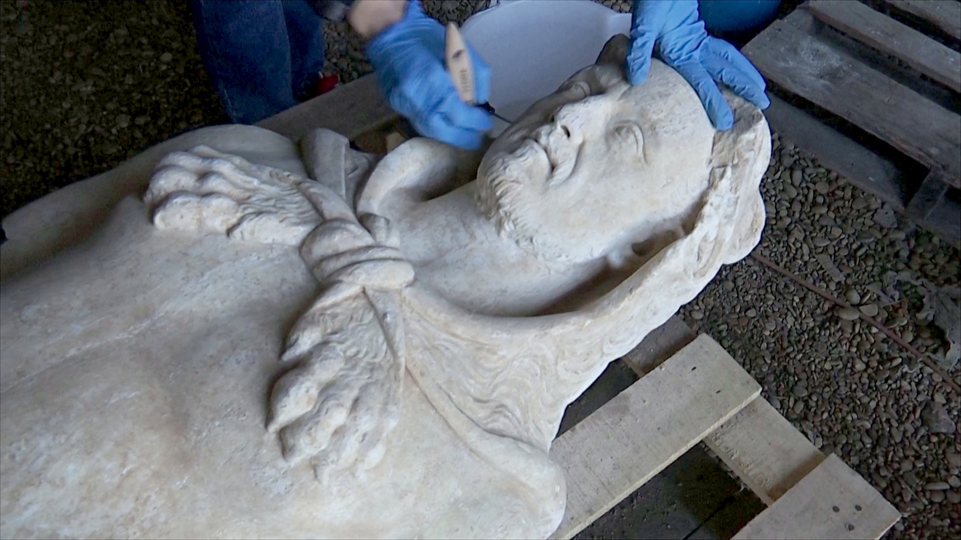 Статую императора нашли в земле во время ремонтных работ в Риме