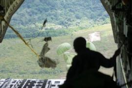 ВВС Бразилии сбрасывает гуманитарный груз для индейцев в джунглях