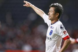 Старейший в мире футболист Кадзуёси Миура продолжит карьеру