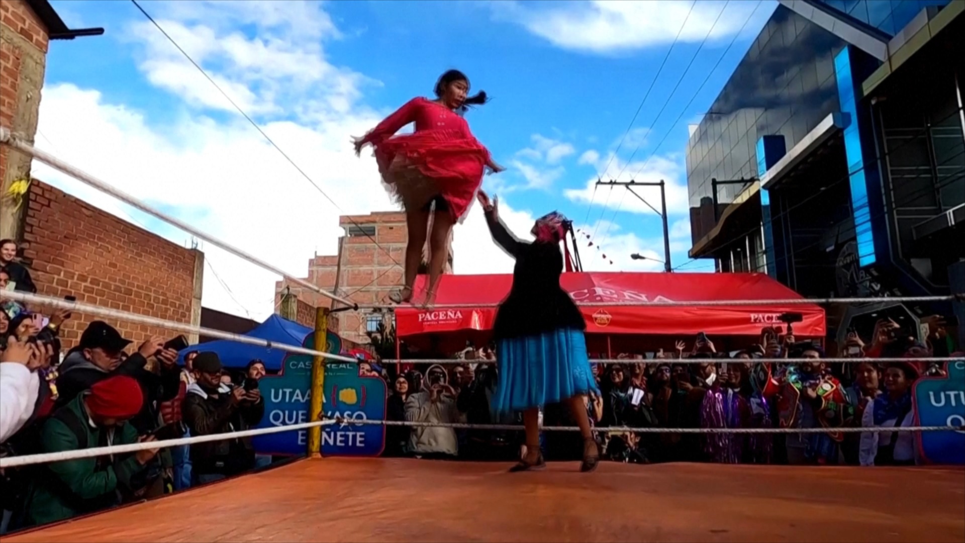«Летающие чолиты» утраивают шуточные бои на фестивале в Боливии