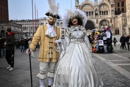Парад гондол и костюмированное шоу открыли Венецианский карнавал
