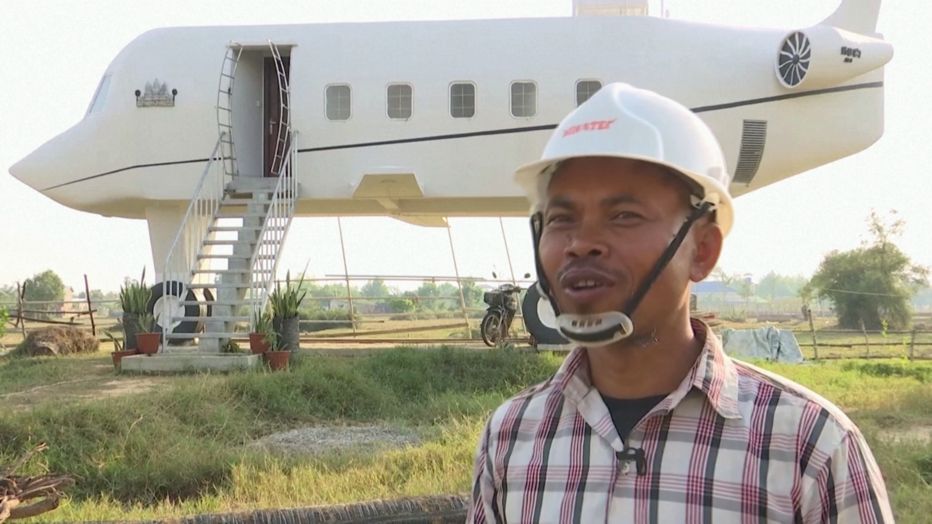 Камбоджиец построил дом-самолёт из бетона, вдохновляясь мечтами о полётах