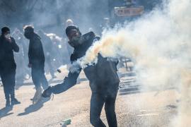 Слезоточивым газом во Франции разгоняют протесты против пенсионной реформы