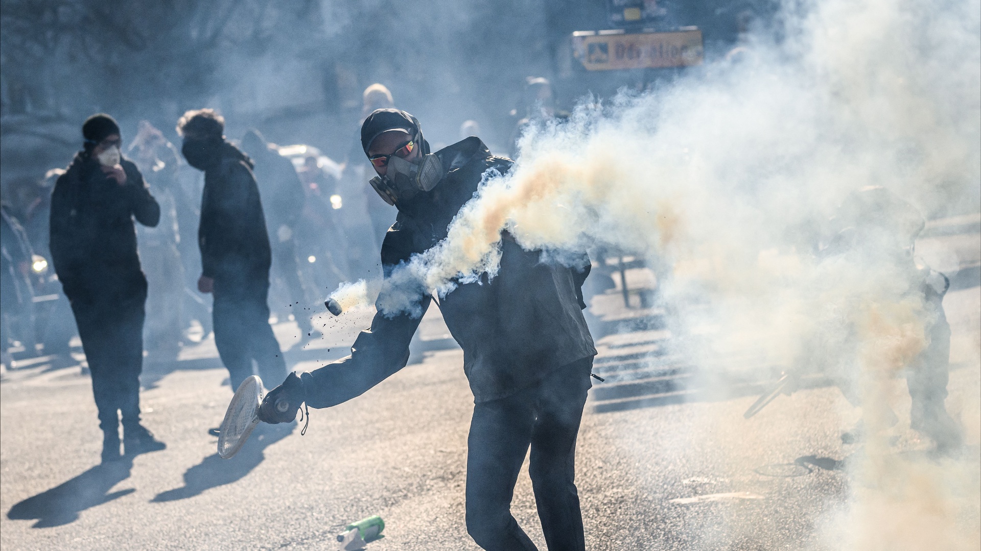 Слезоточивым газом во Франции разгоняют протесты против пенсионной реформы