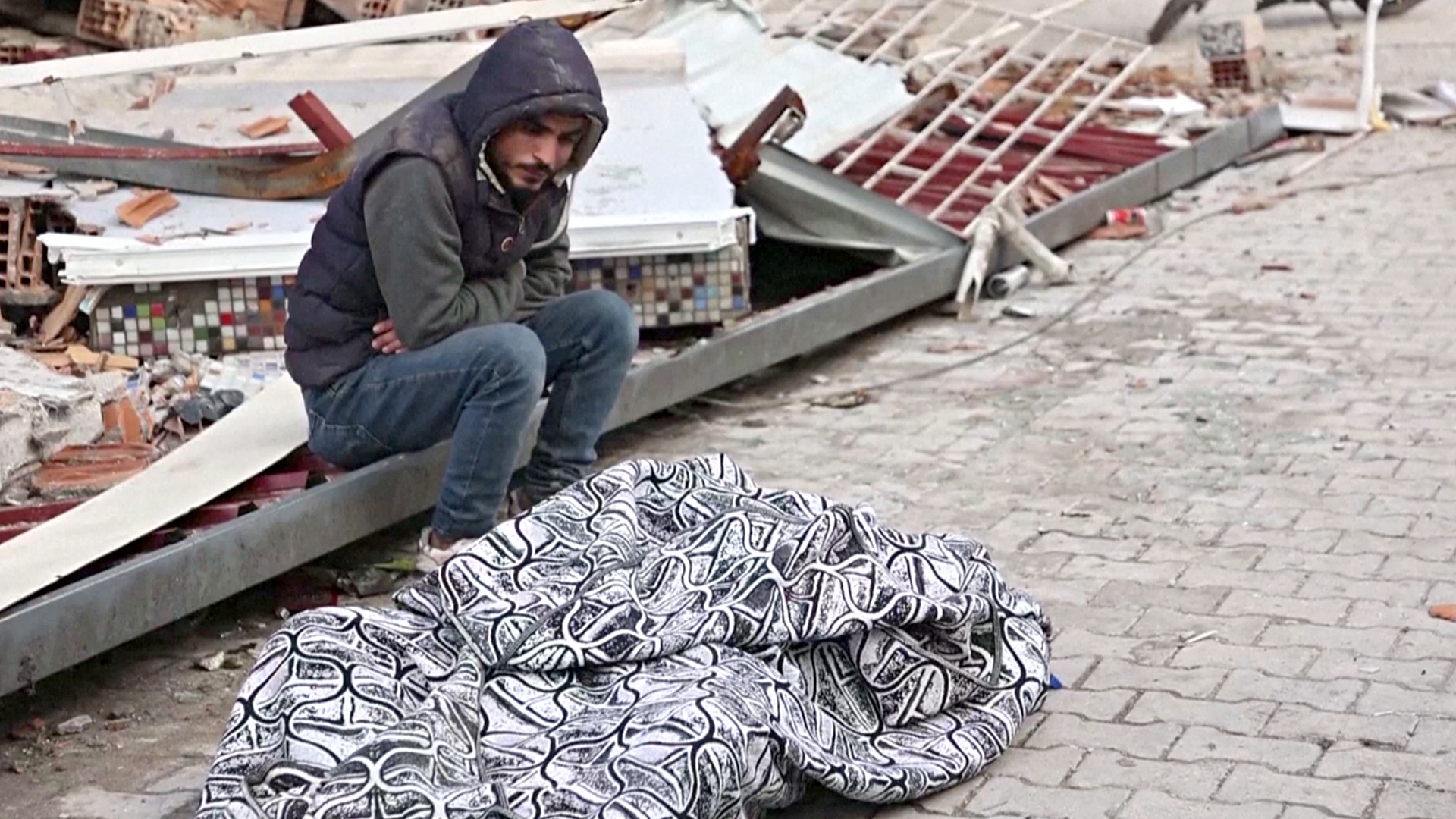 Тела умерших лежат прямо на улицах в турецкой области Хатай