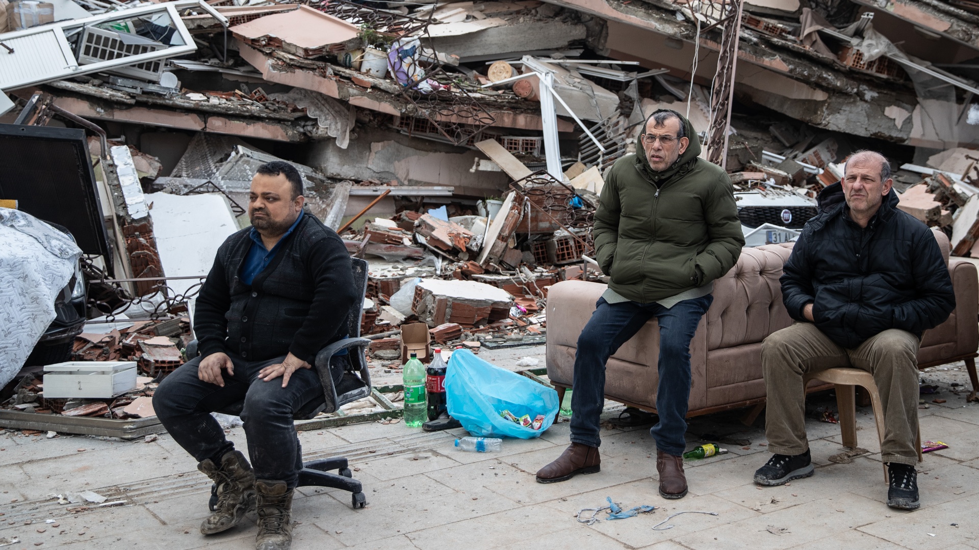Жители Хатая ждут помощи у обломков, слушая крики родных