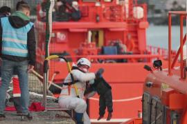 Более 100 мигрантов спасли у берегов Канарских островов